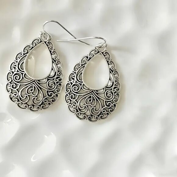 Silver Teardrop Dangle Filigree Earrings Vtg Boho Style Floral Drop Hollow Lace - Picture 4 of 5